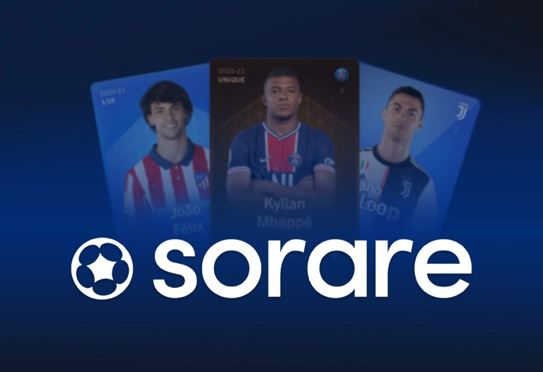 Sorare Logo mit Fußbalspielern im Hintergrund
